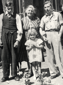 108807 Groepsportret van opoe, Kees, Ton en kleinkind Jacobs uit de Framboosstraat te Utrecht.